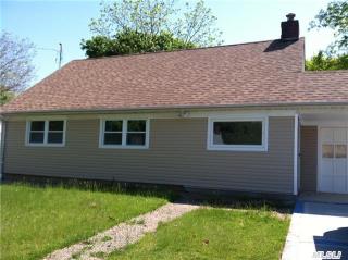 32 Emerson Ave, Copiague, NY 11726-3723