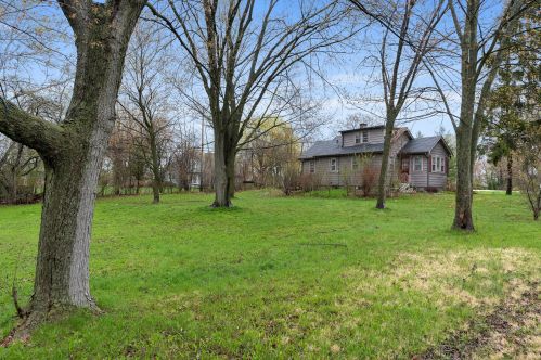 1630 Dorothy Pl, Thiensville, WI 53092-2504