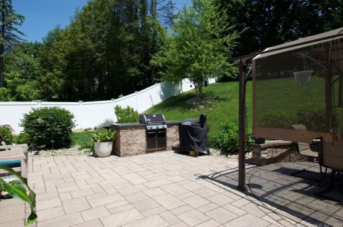 59 Carriage Dr, Wallingford CT 06492-3111 exterior