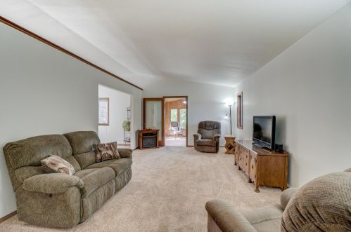 616 Grange Rd, Hudson, WI 54016-7678