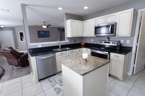 5128 Cliff Oaks Dr, Fort Worth TX  76179-2394 exterior