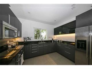 9661 Broadview Dr, Miami FL  33154-1919 exterior