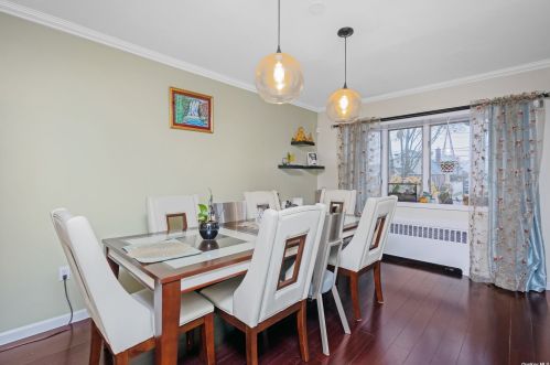 656 12th St, New Hyde Park NY  11040-5569 exterior