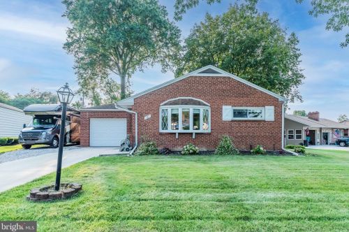 5 Circle Dr, Camp Hill, PA 17011-2645