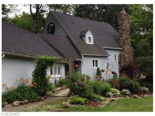 908 Mattingly Rd, Hinckley, OH 44233-9453