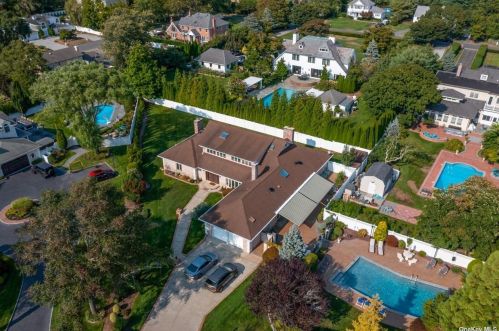 11 Carolee Ct, West Islip, NY 11795-5103