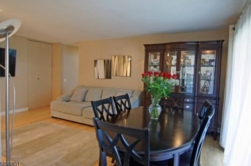 370 River Rd, Nutley, NJ 07110-3611