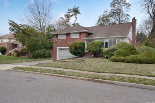831 Pepperidge Rd, Westbury, NY 11590-1436