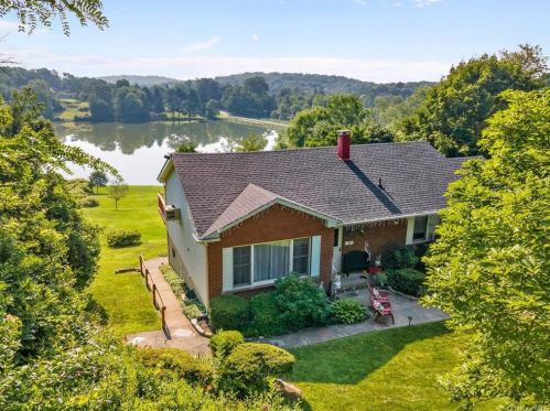 74 Lake Dr, Mahopac, NY 10541-3626