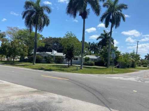 2195 Palm St, Naples, FL 34112-4646