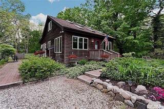 285 Oakwood Rd, Laurel, NY 11948-1751