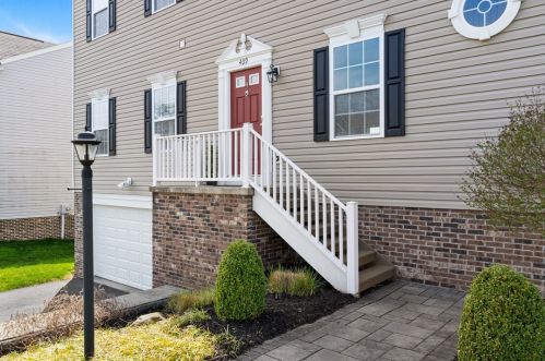 409 Colt Cir, Clinton, PA 15026-1761