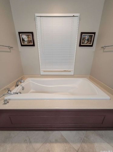 48 Birch Hill Rd, Mount Sinai NY  11766-1904 exterior