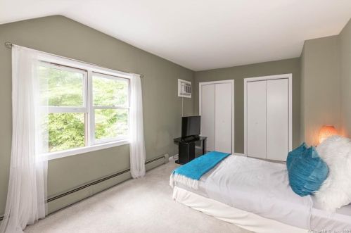 98 Kings Dr, Southport CT  06890-1209 exterior