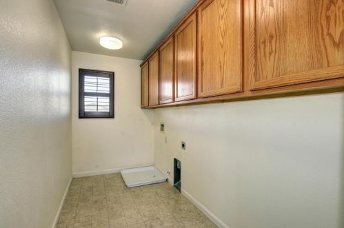 1741 Campos Ave, Woodland CA  95776-5327 exterior