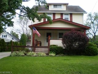 5096 Oakmont Dr, Cleveland, OH 44124-2719