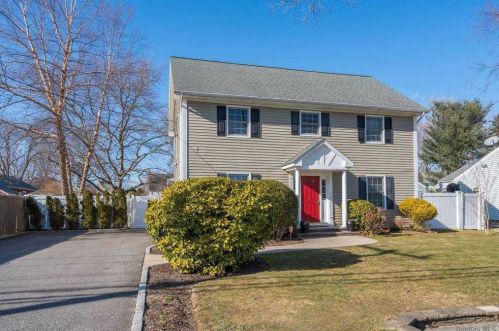 115 Olive St, Huntington Station, NY 11746-1028