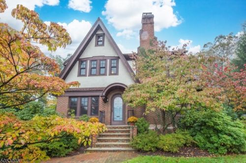 27 Wayland Dr, Verona, NJ 07044-2330