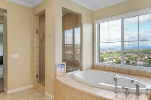 1050 Straightaway Ct, Oceanside CA  92057-1949 exterior