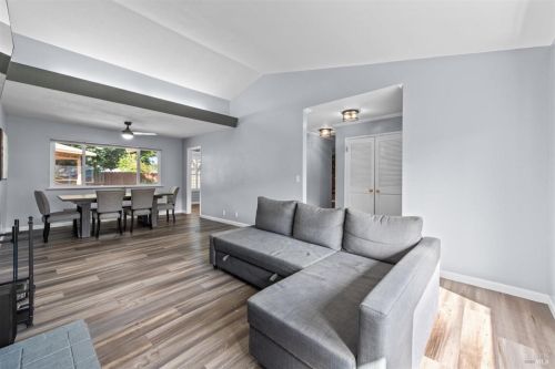 221 Alamo Dr, Vacaville CA  95688-2423 exterior