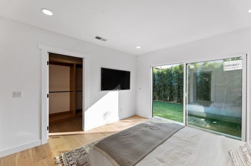 12432 La Maida St, North Hollywood CA  91607-3507 exterior