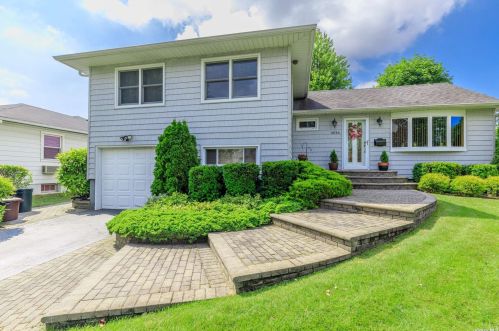 4016 Anne Dr, Seaford, NY 11783-1712