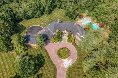 9 Pine Meadow Ct, East Brunswick, NJ 08816-2457
