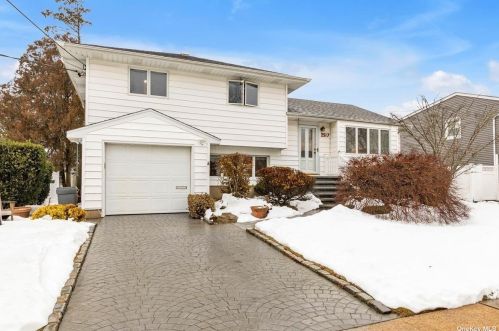 2517 Army Pl, North Bellmore, NY 11710-4806