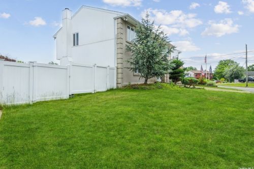 2633 Riverside Ave, Seaford, NY 11783-3112