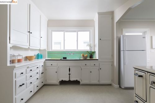 2246 Carleton St, Berkeley, CA 94704-3225