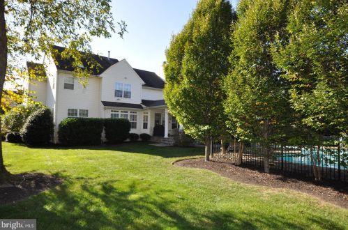 4 Harraway Ln, Riverton, NJ 08077-4532