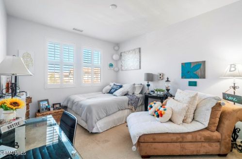 3204 Lisbon Ln, Oxnard CA 93036-7623 exterior