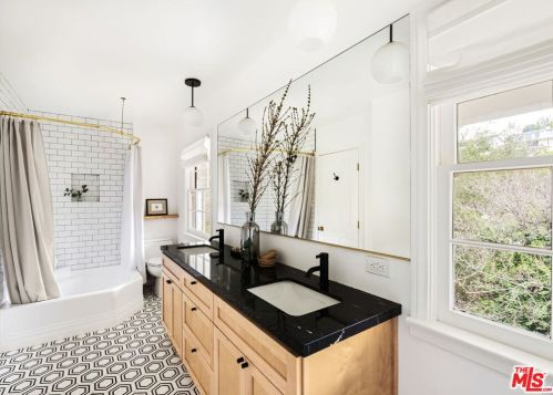 3911 Benedict Canyon Dr, Van Nuys CA  91423-4625 exterior