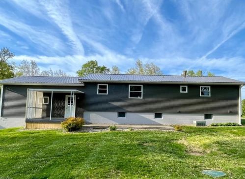 2055 Shady Ln, Zanesville, OH 43701-9673