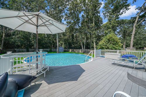 24 West St, Middle Island, NY 11953-1770