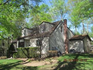 22 Suzanne Dr, Chestnut Ridge, NY 10952-2720