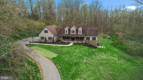 605 Blue Lake Rd, Swartzville, PA 17569