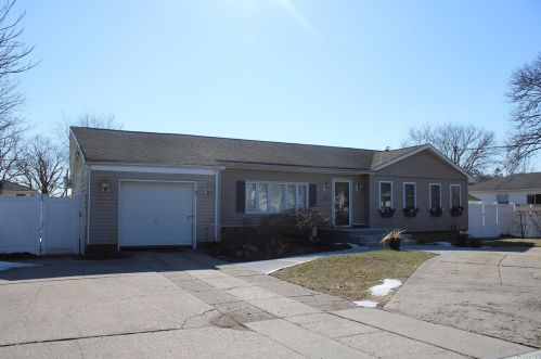 384 Hawkins Rd, South Setauket, NY 11720-1809