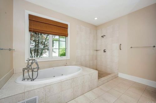 1 Copper Beech Cir, New Rochelle NY  10804-2543 exterior