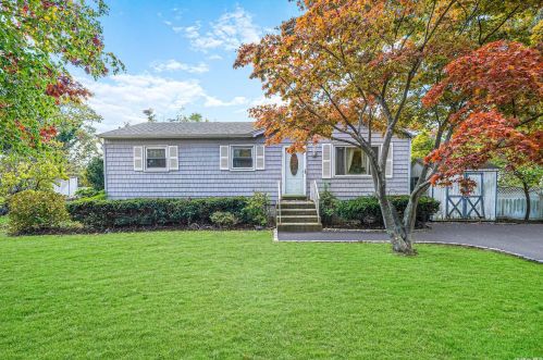 50 Wildwood Dr, Scotts Beach, NY 11789-2145