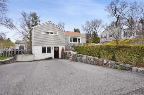 106 Halyan Rd, Yorktown Hgts NY  10598-4304 exterior