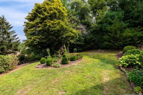 10 Baldwin Dr, Waterford CT  06385-2708 exterior