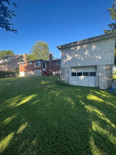 8 Benjamin Dr, Jeannette, PA 15644-9755