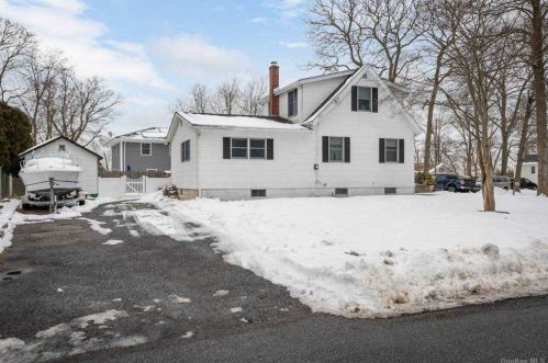 215 Southaven Ave, Manor Park, NY 11950-4024
