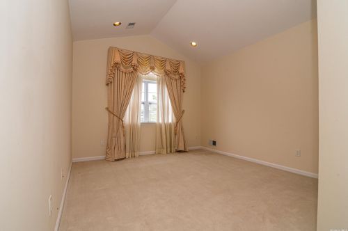 24 Hamlet Dr, Mount Sinai NY  11766-3002 exterior