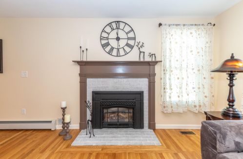 8 Canter Ct, Nashua NH  03063-2929 exterior