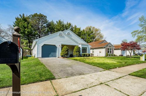 21 Chipmunk Dr, Bricktown, NJ 08724-4389