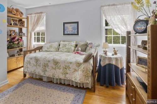 17 Colonial Dr, Allendale NJ  07401-1401 exterior