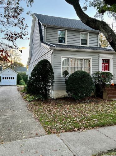 70 Terrace Ave, Floral Park, NY 11003-1737