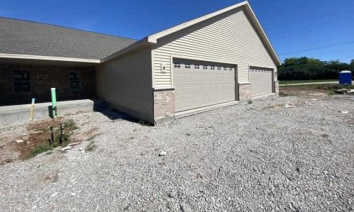 2146 Royal Crest Cir, Green Bay, WI 54311-5309